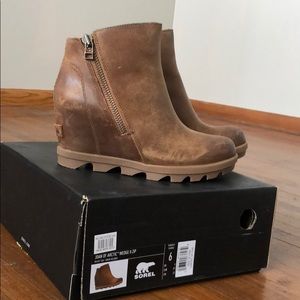 Joan of Arctic Wedge II Zip